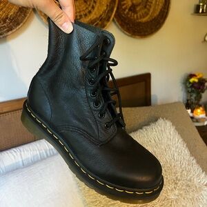 Dr. Martens Black Boot (Great Condition) W7